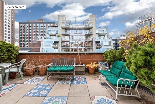 Photo - 445 W 19th St