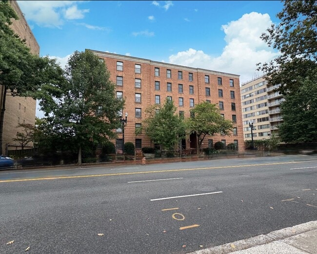 Building Photo - Charming 3 BR/2.5 BA 2-Level Condo in Cath...