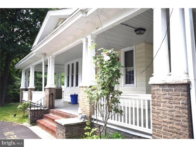 Building Photo - 511 Evesham Ave W Unit A2 Rental