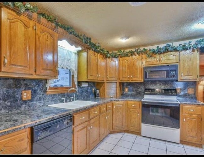 Photo - 492 Olinger Dr