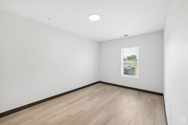 2BR, 2BA - 877SF - Primary Bedroom
