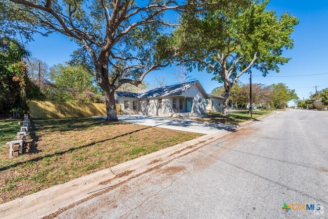 Building Photo - 404 S Oak Ave Rental