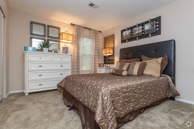 2BR, 2BA - 1090SF