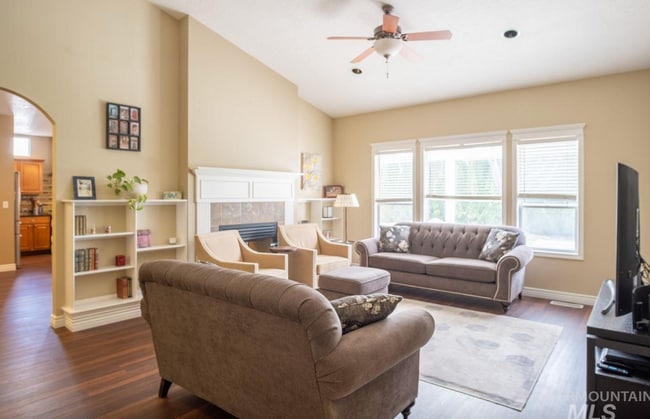 Photo - 218 S Parkinson Pl