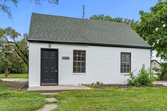 Building Photo - 2 BEDROOM HOME!