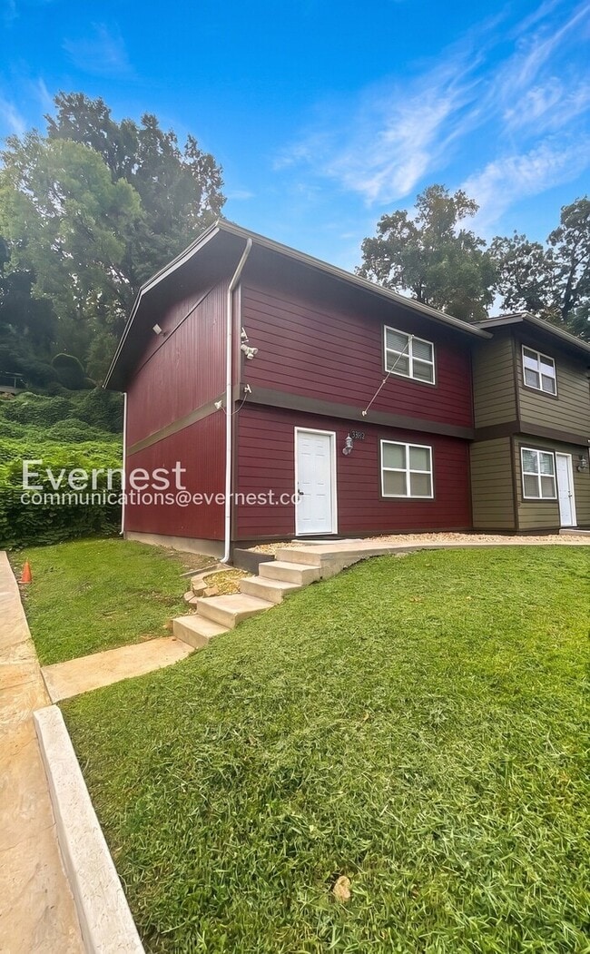 Photo - 3 Bed/1.5 Bath Town Home with Modern Amenities / Pet-Friendly / Available Now!