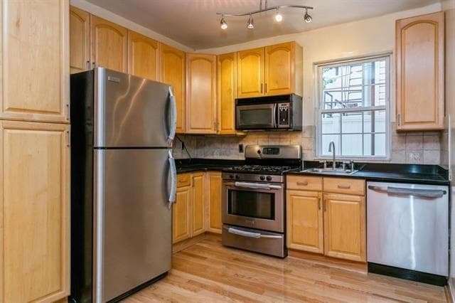 Building Photo - 320 6th St Unit 1