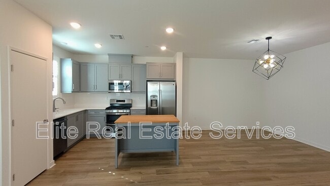 Building Photo - 5465 Seacliff Pl