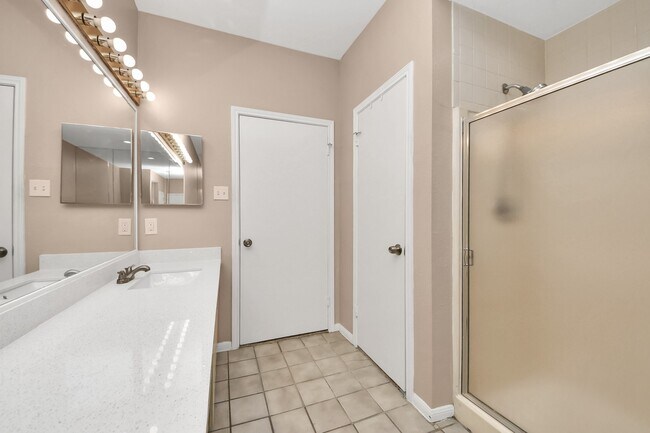 Photo - 3218 Holly Hall St Unidad 3218