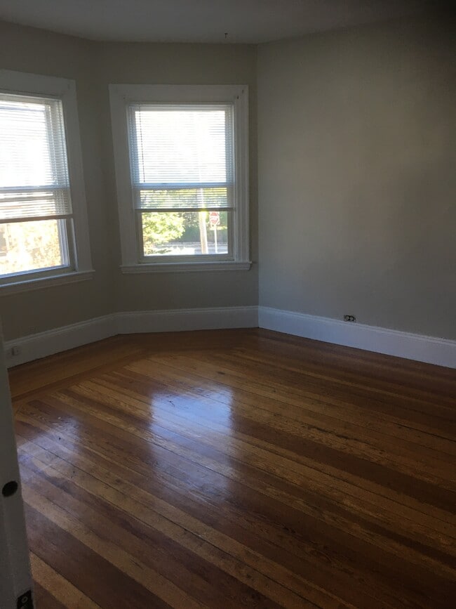 Building Photo - 19 Burr St Unit 2