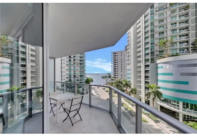 Photo - 1300 Brickell Bay Dr Unidad 602 Rental