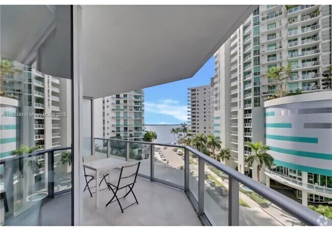 Building Photo - 1300 Brickell Bay Dr Unit 602 Rental