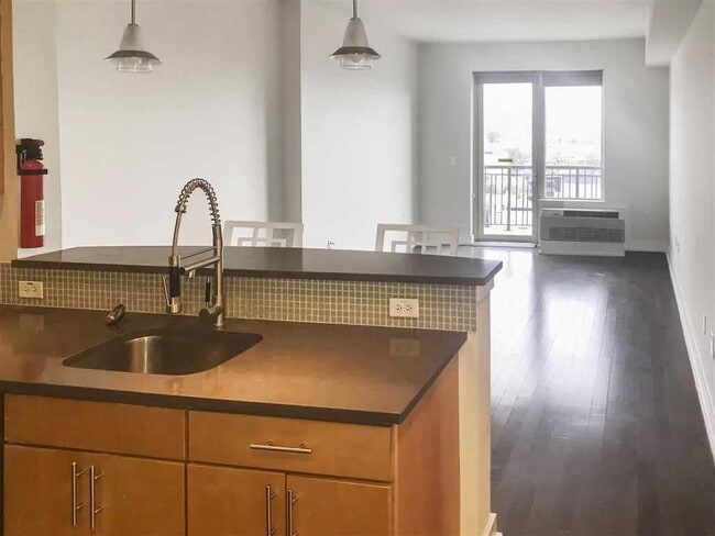 Photo - 3312 Hudson Ave Apartment Unit 6H