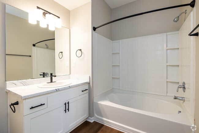 1BR, 1BA - 790SF