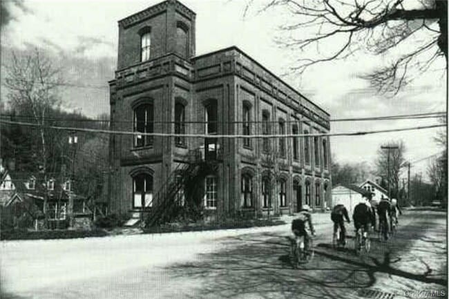 Building Photo - 300 Ferdon Ave Unit 2