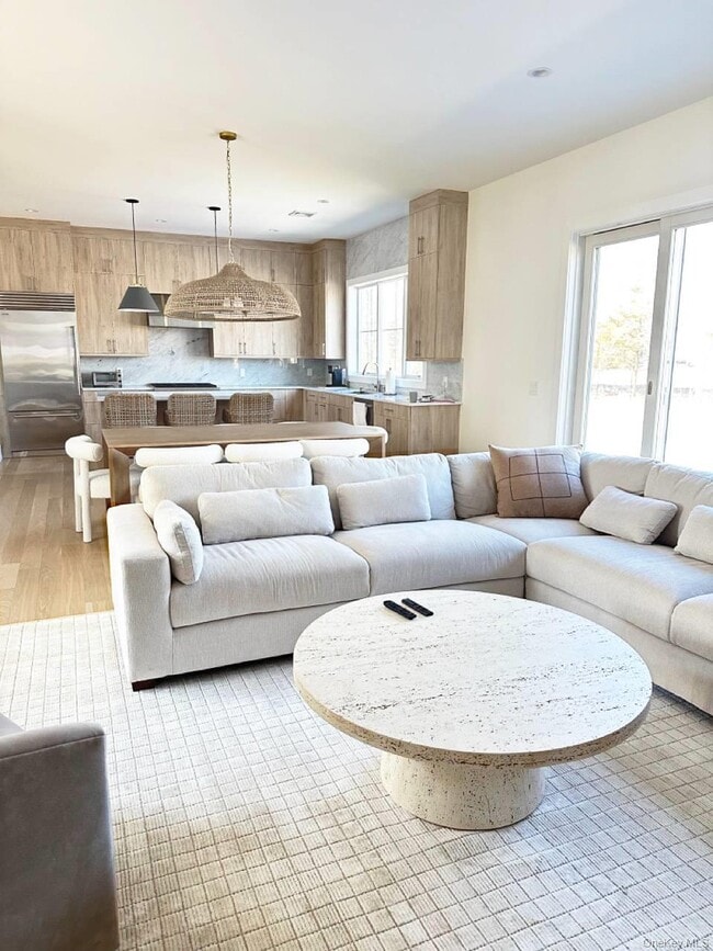 Building Photo - 14 Happy Ln