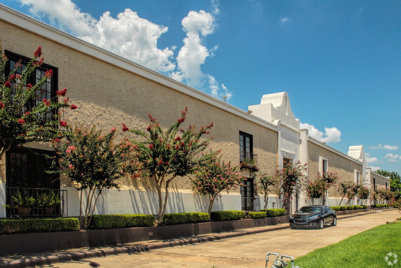 Photo - Trafalgar Place Townhome Condominiums