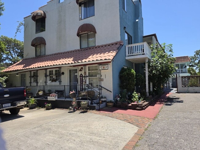 Building Photo - Studio Apartment Available Now! Unit 1