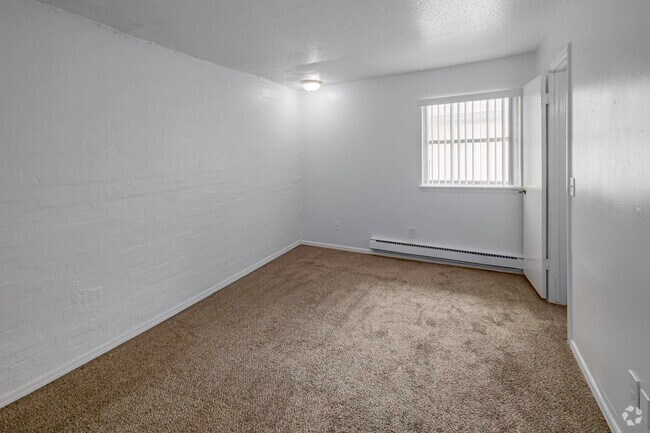 2BR, 1BA - 876SF - Second Bedroom
