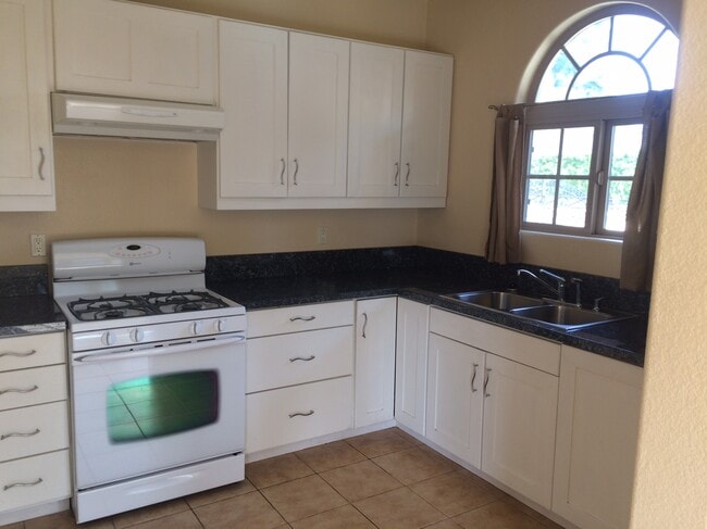 Kitchen - 652 S Hollenbeck Ave Unit House