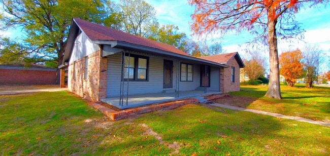 Nostalgic Charm Awaits - Spacious Home on ... - Nostalgic Charm Awaits - Spacious Home on ...