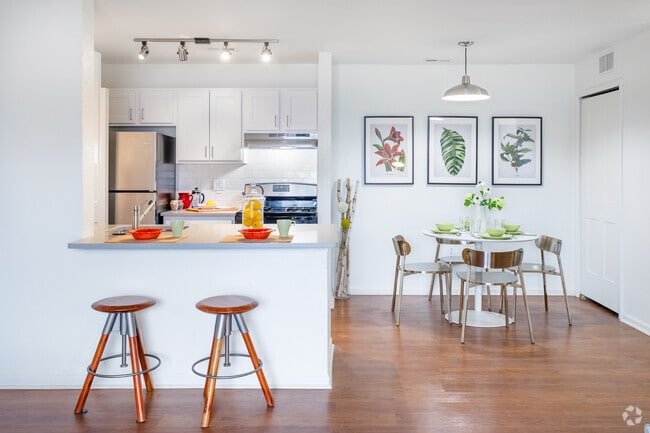 1 BR, 1 BA - 800 SF