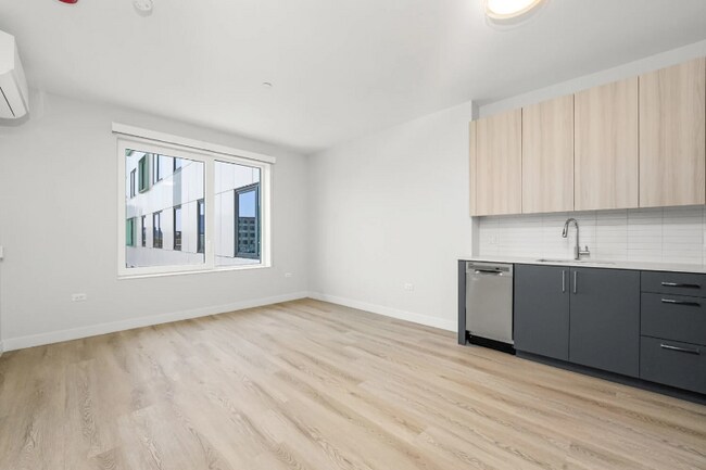 Photo - 672 N May St