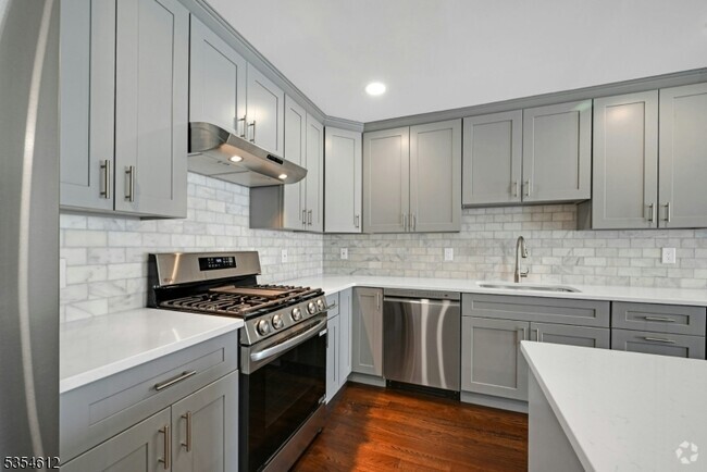 Building Photo - 266 Garibaldi Ave Rental