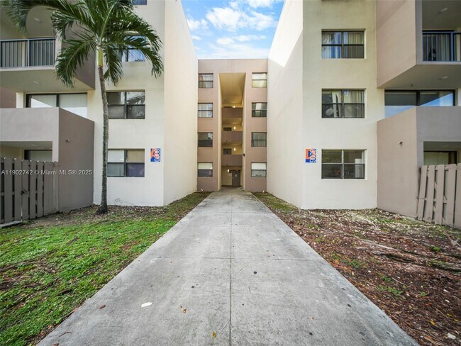 Building Photo - 8006 SW 149th Ave Unit D306
