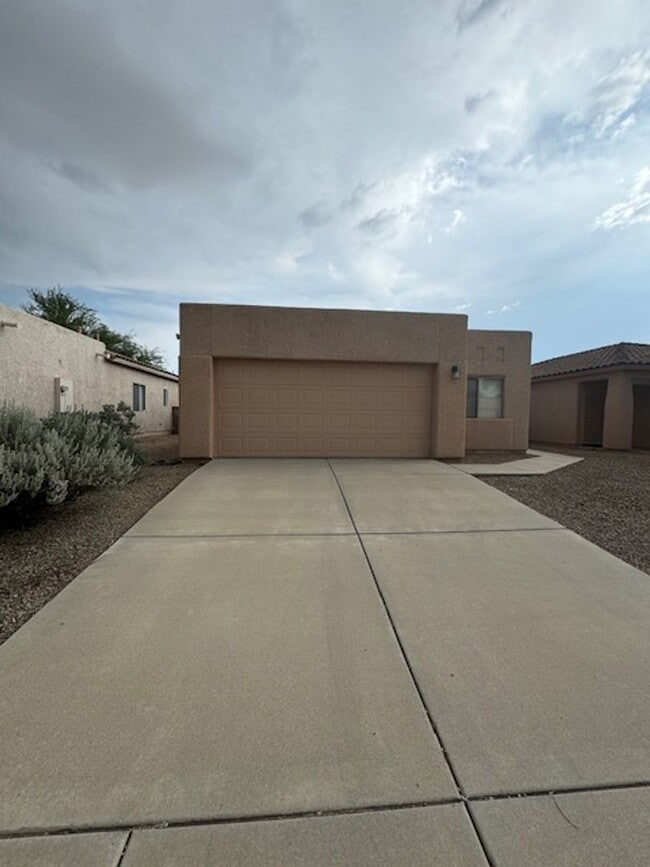 Building Photo - NW- 3 bedroom/ 2 bathroom with 2 car garage Rental