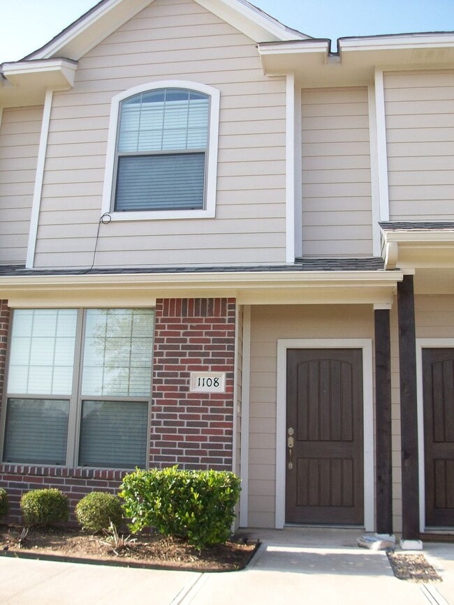 Photo - 2 BED 2 BATH TOWNHOME ON SHUTTLE ROUTE NEAR CAMPUS -  WITH POOL!
