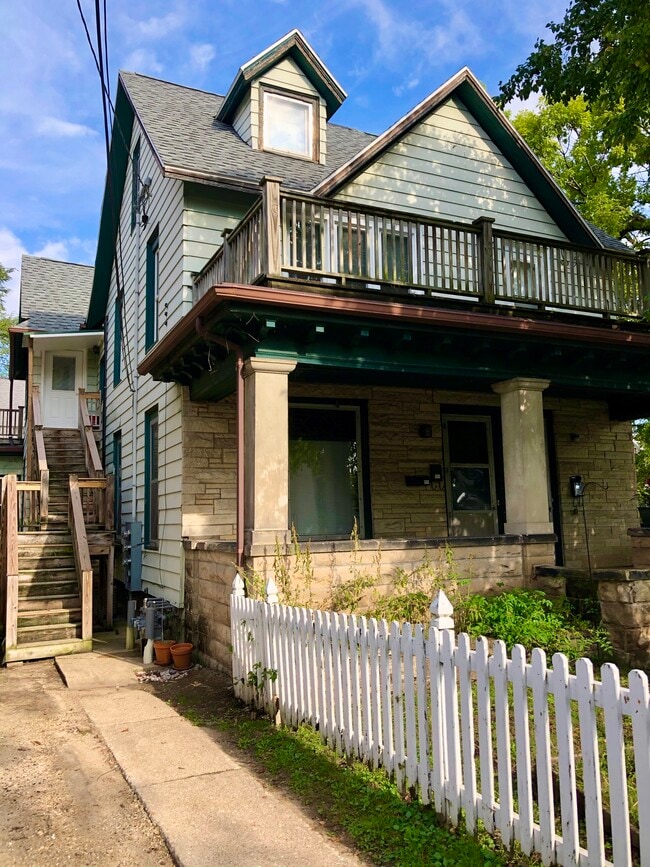 Building Photo - 954 1/2 Jenifer St Unit 954.5