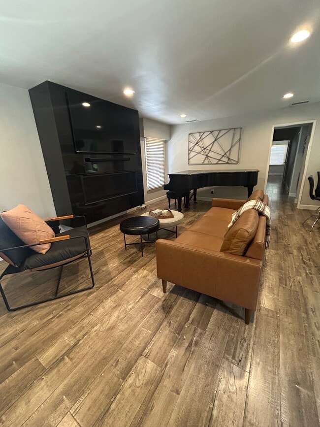 Photo - 3203 Madera Ave