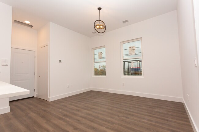 Photo - 91 E 21st St