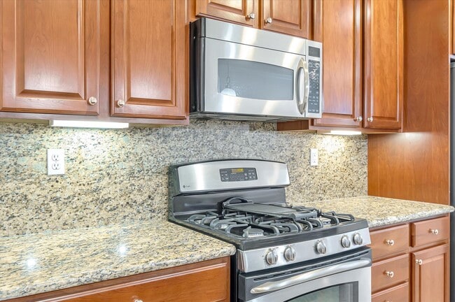 Photo - Gorgeous 2 Bedroom 2.5 Bathroom Townhome - Incredible Location