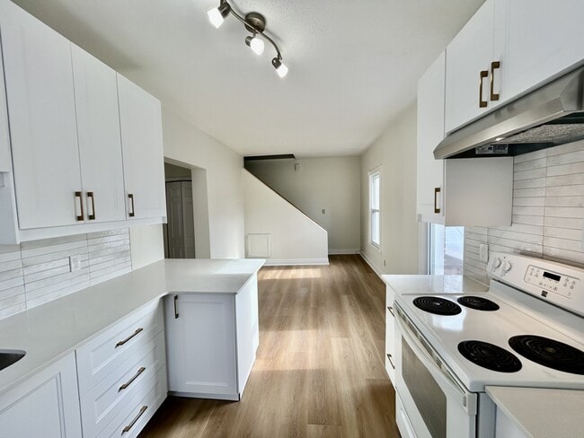 Photo - 157 Hess St S