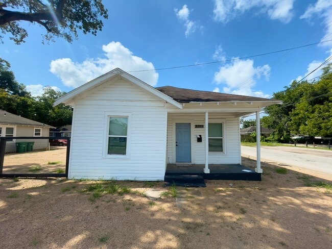 Building Photo - 3200 Kentucky St Rental