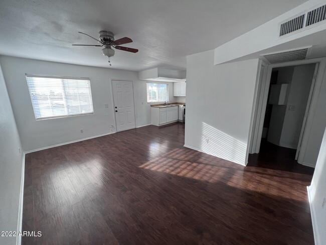 Photo - 45 N Phyllis Unidad 209