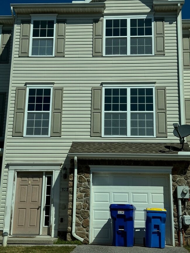 Building Photo - Coming Soon - Spacious 3 Bedroom, 2.5 Bath... Rental