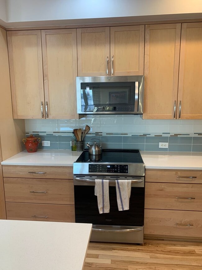 Photo - Top Floor End Unit in Louisville! Unidad 304