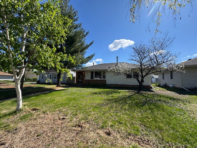 Building Photo - Charming 3-Bed Oasis with Fireplace & Finished Basement in Richfield!