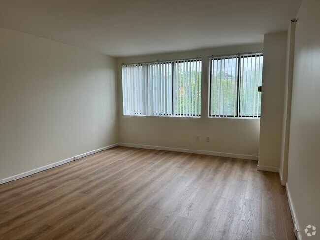 Building Photo - 1731 Beacon St Unit 301 Rental