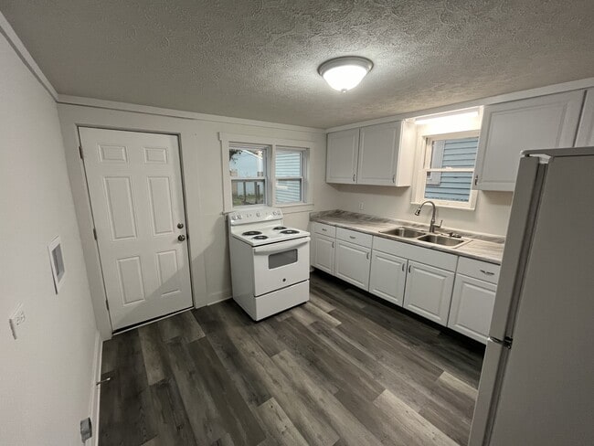 Photo - 145 Boltin St