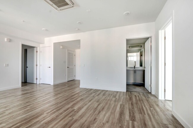 Photo - The Stanford West Unidad 303