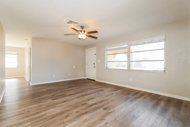 Photo - 2319 Surrey Ln