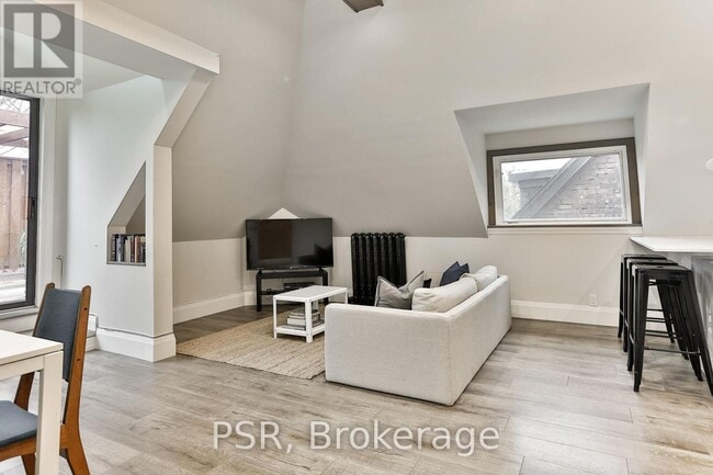 Photo - 264 Dovercourt Rd Unit Upper