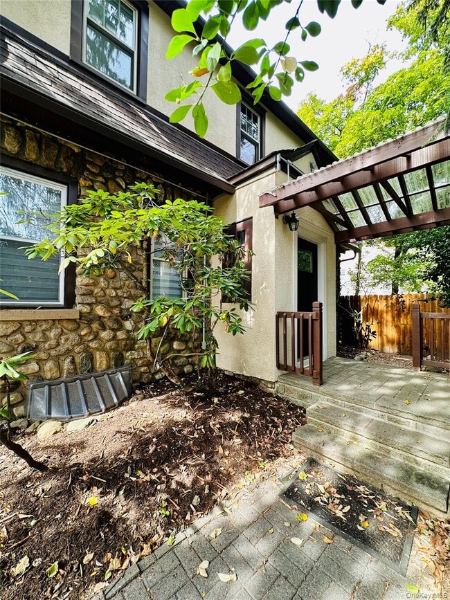 Photo - 283 N Middletown Rd