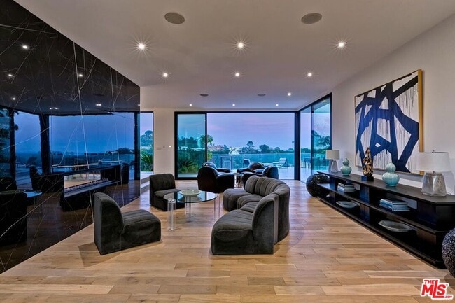 Photo - 920 Linda Flora Dr