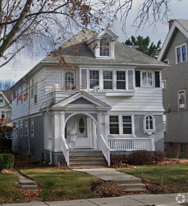 Building Photo - 2858-2858 N Maryland Ave Rental