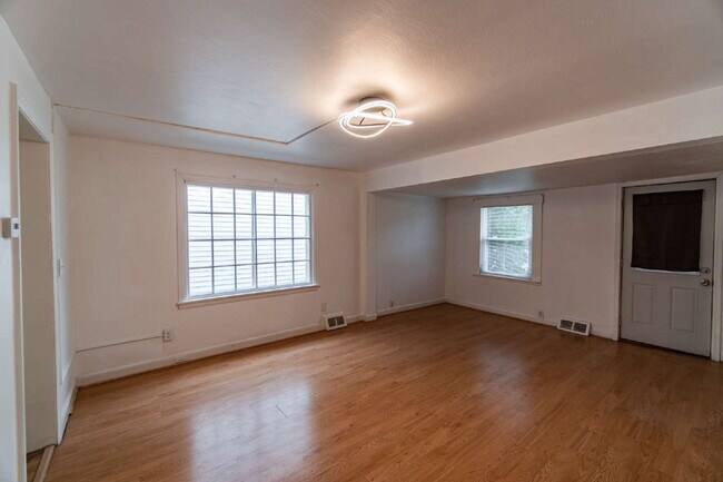Updated 3-Bedroom Townhouse-Style Duplex with Modern Kitchen & Bath – Pets Welcome!